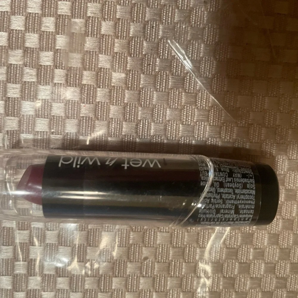 NWT Wet n Wild Silk Finish Lipstick, Blind Date [537A] 0.13 oz - Picture 2 of 3